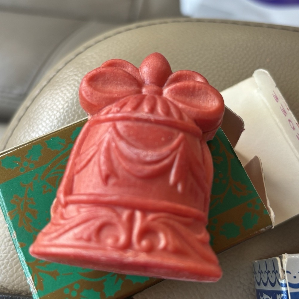 Vintage Avon, Holiday Soaps, (Set Of 4) Two Doves, One Bell, One‎ Angel NIB - Picture 3 of 4